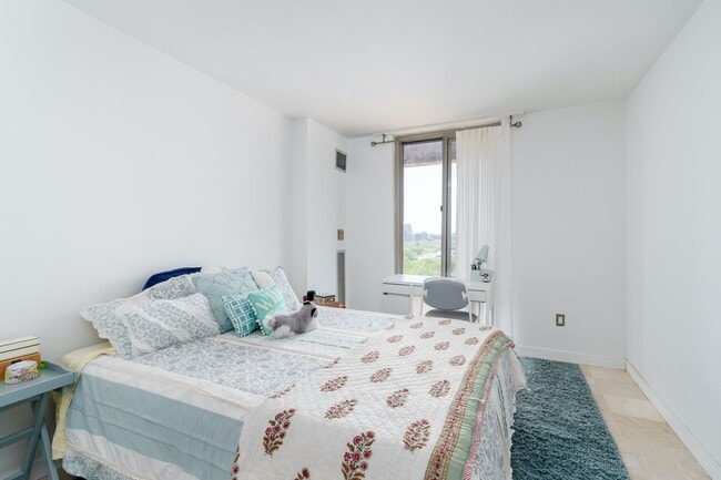 Building Photo - Sunny 2 BR at Claridge House Coop