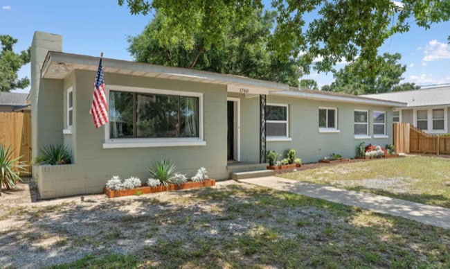 Building Photo - Discover the Allure of this Charming, Downtown 3 bedroom/2 Bath!