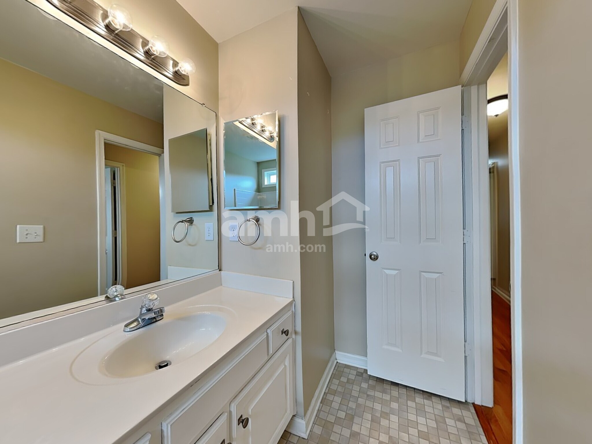 Building Photo - 3915 Red Hill Ct