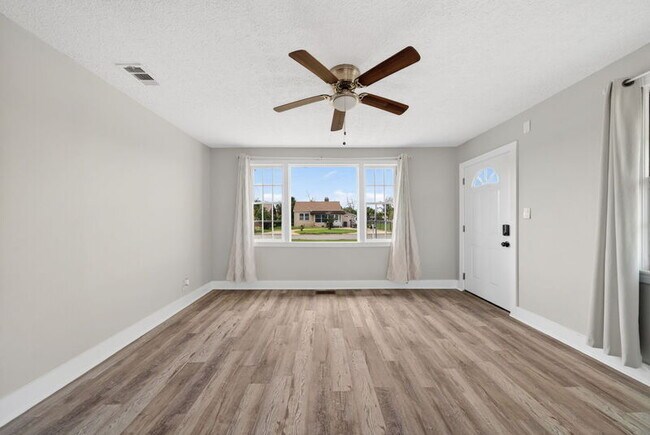 Building Photo - 1114 McKenzie Ave