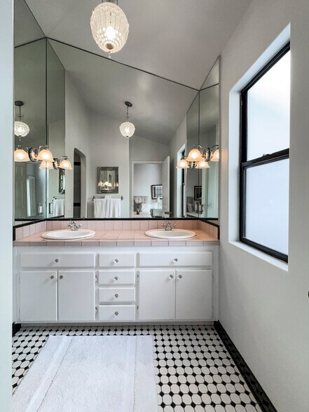 Building Photo - 4505 Carpinteria Ave