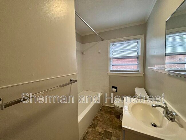 Building Photo - 3212 Sycamore Dr