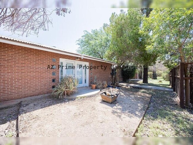 Building Photo - 351 E Encanto Dr