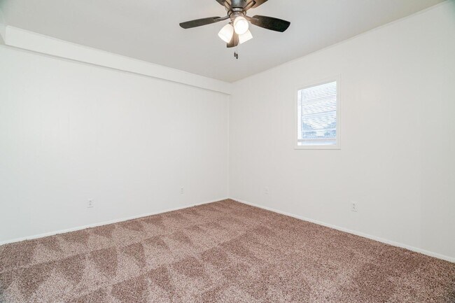 Building Photo - Super nice 5 Bedroom 3 bath property for r...