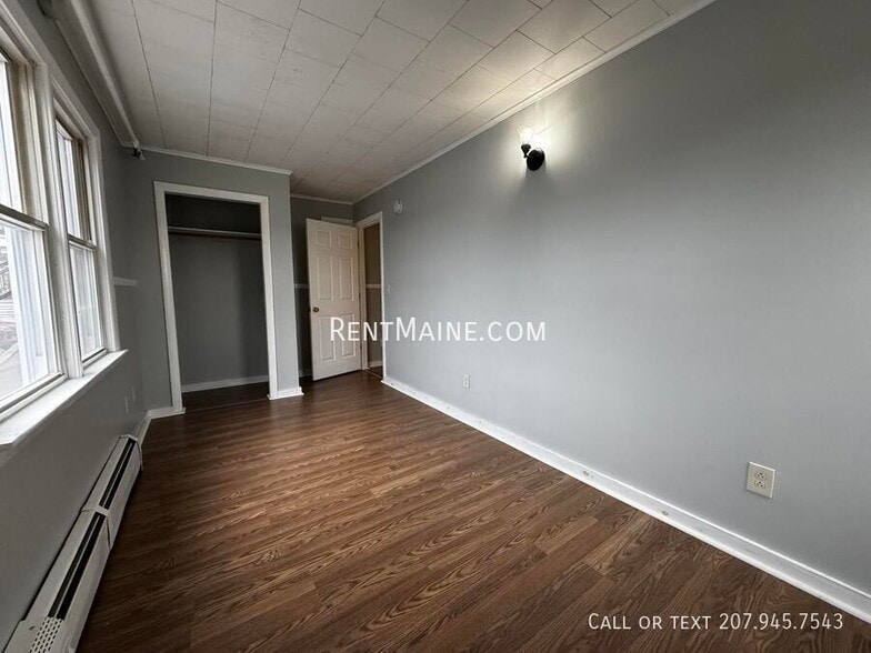 Building Photo - 513 Main St