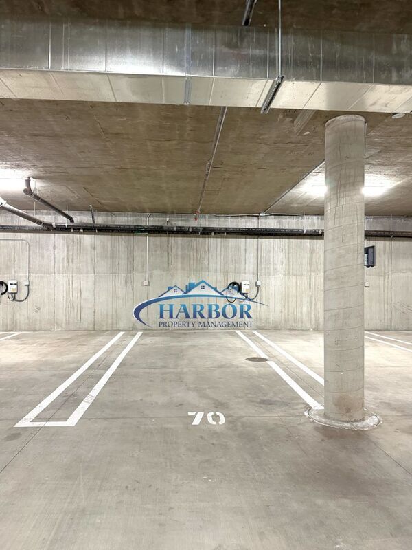 Building Photo - 927 Deep Valley Dr