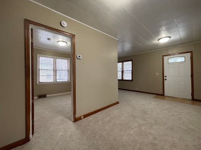 Building Photo - Phenomenal 2 Bedroom House in St. Paul Nei...