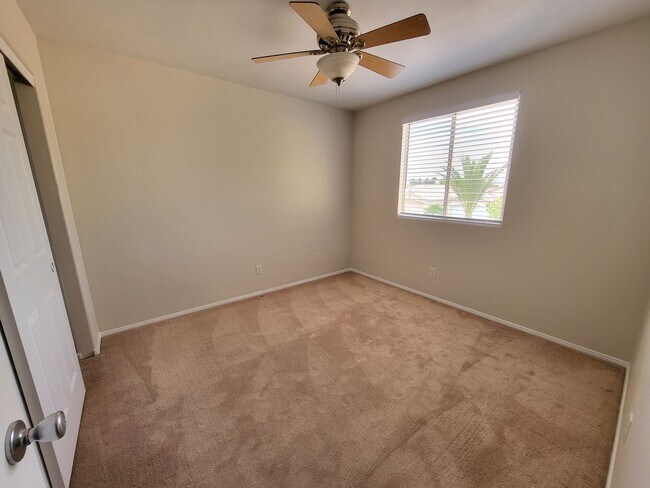 Building Photo - 4 Bedroom House, Private Pool,  Large Pets Welcome