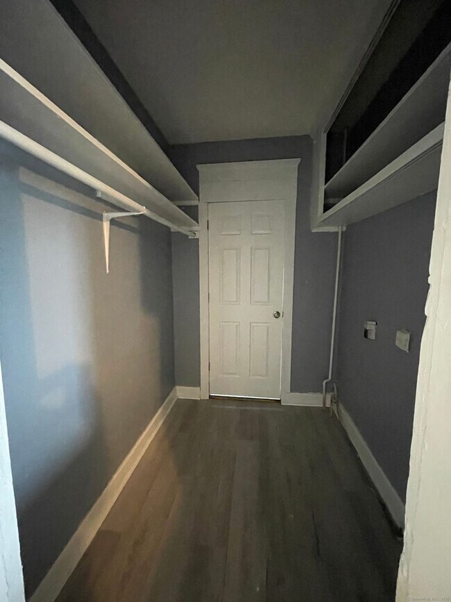 Building Photo - Spacious 4-bedroom, 1-bathroom first-Floor...