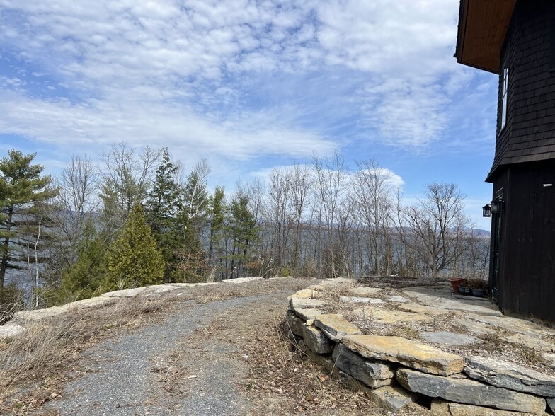 Building Photo - 2226 Lake Shore Rd