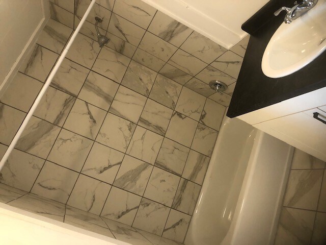 tiled bath - 301 N Main St