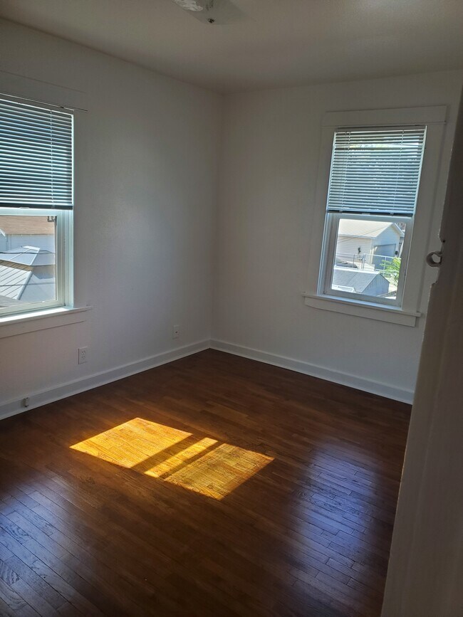 Building Photo - 610 S 8th Ave (C. Lee)