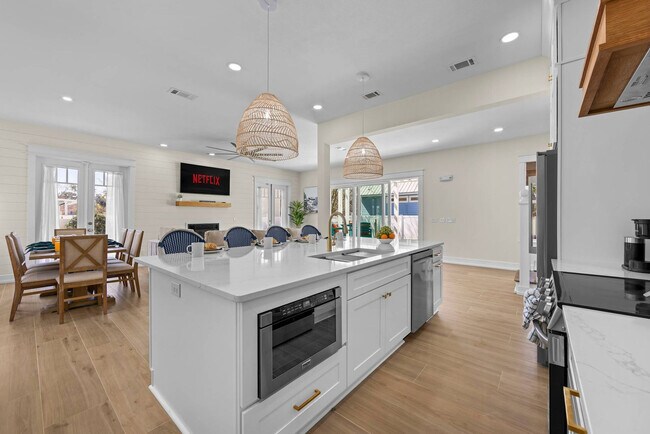 Building Photo - 4456 Luke Ave