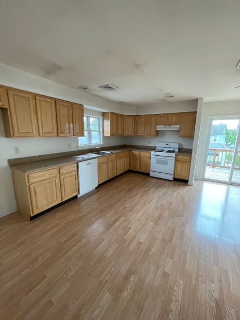 Building Photo - 302 Bartram Ave