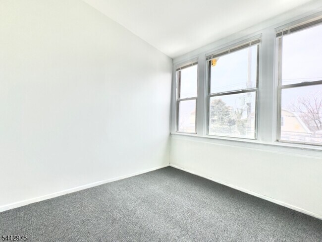 Building Photo - 476 Grove St