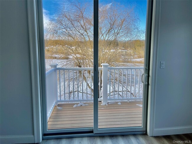 Building Photo - 903 Oakridge Cmns