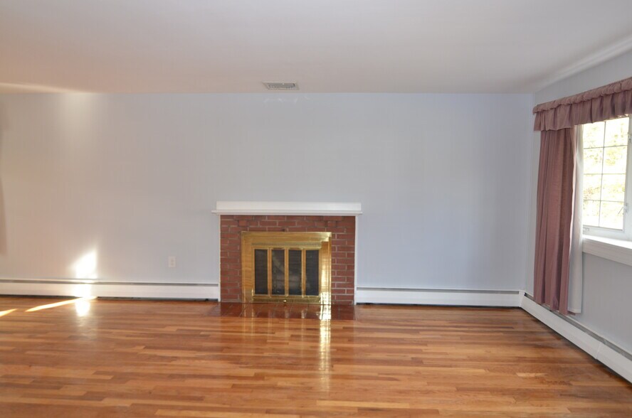 Building Photo - 10 Carson Rd