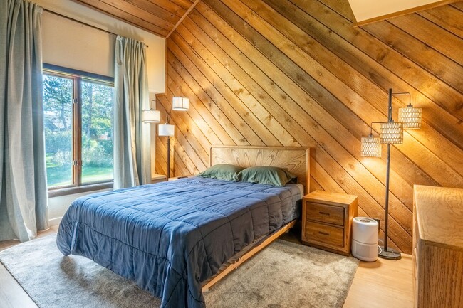 Building Photo - Spacious Snowcreek III Condo – Winter Rental