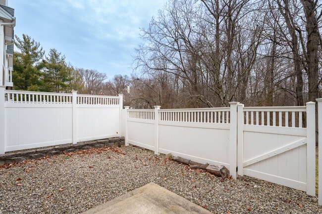 Building Photo - 610 Bollen Ct