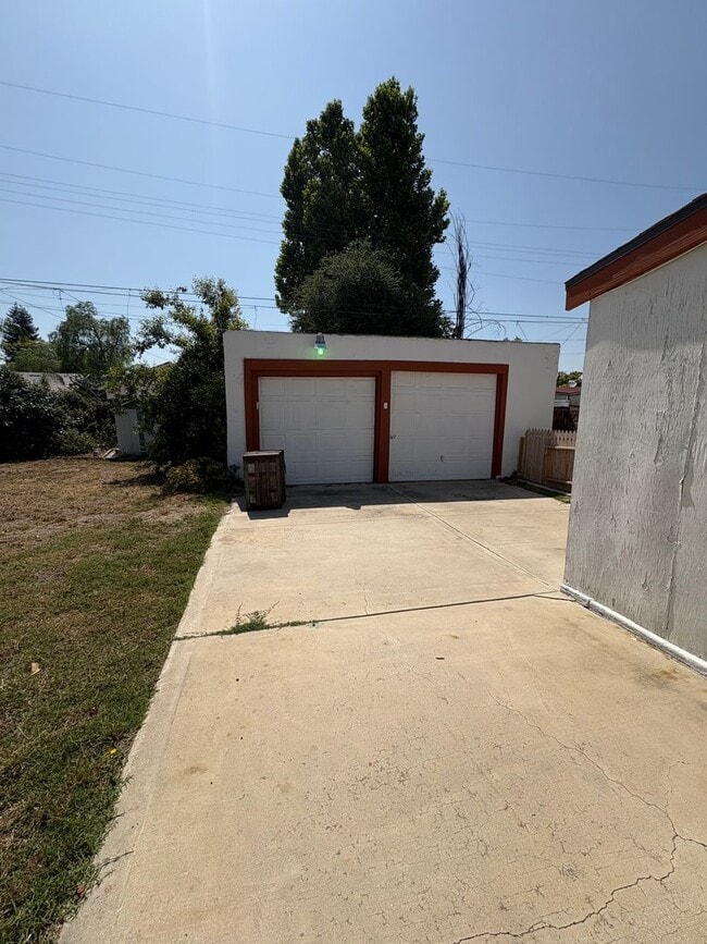 Building Photo - Charming Spanish Colonial house with huge ...