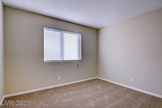 Building Photo - Ready for a BIG house - for little rent in the Heart of GREEN VALLEY.