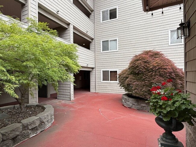 Building Photo - Beautiful 2 Bed 2 Bath Condo Near Sacred H...