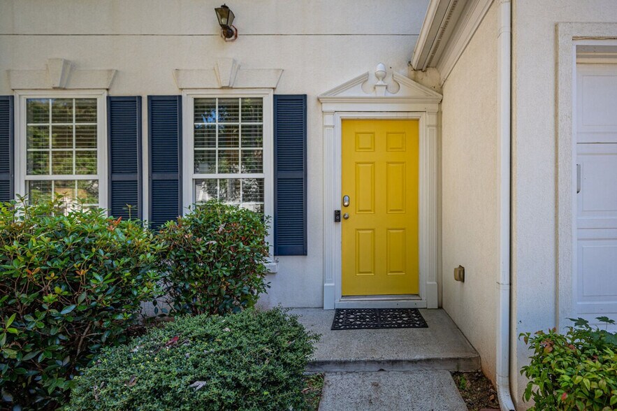 Building Photo - 206 Persimmon Tr