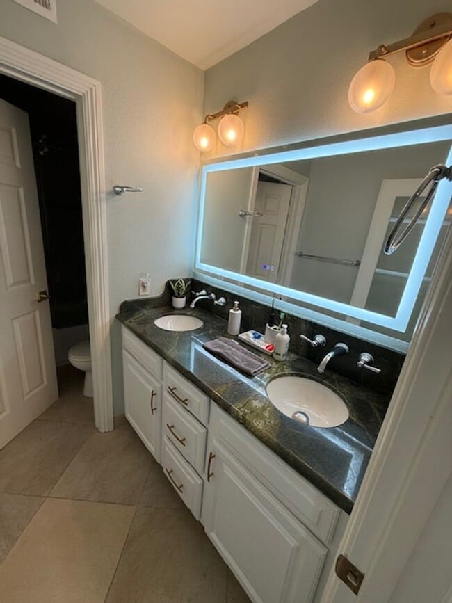 Building Photo - 5 bedroom home in Huntington Beach