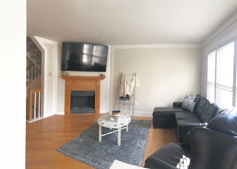 Living Room - 1019 Wingate Ct