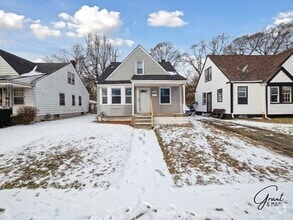 Building Photo - $1250 3 bedroom bungalow