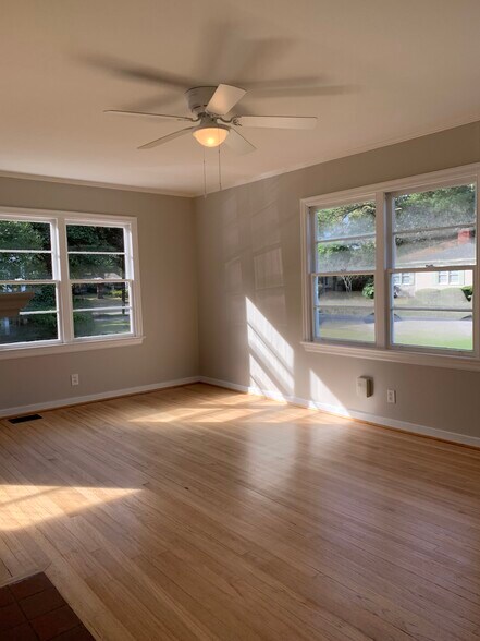 Building Photo - 111 Ellinor St