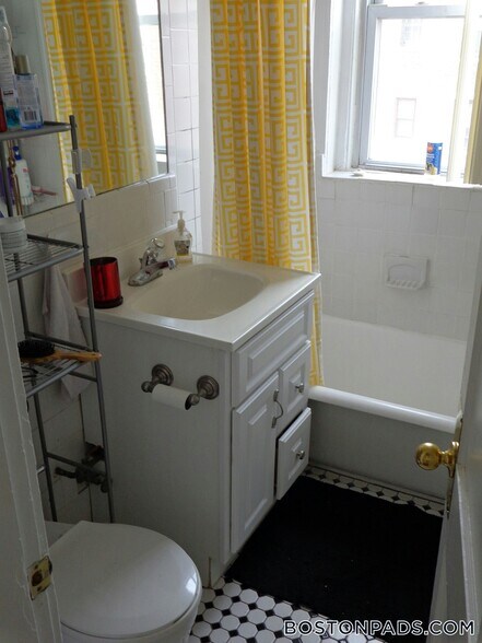 Building Photo - 121 Park Dr