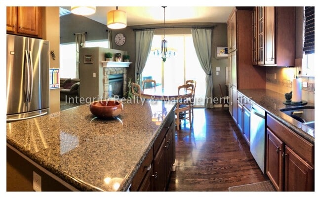 Building Photo - 4 Bed/5 Bath, 4,219 Sqft -11089 Canyonbroo...