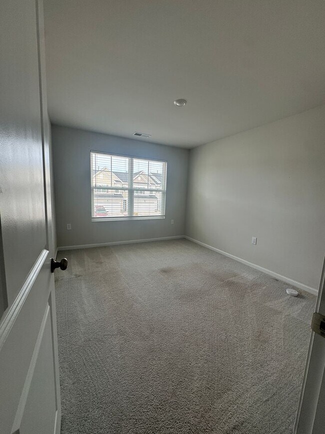 Building Photo - Beautiful & Spacious Home for Rent