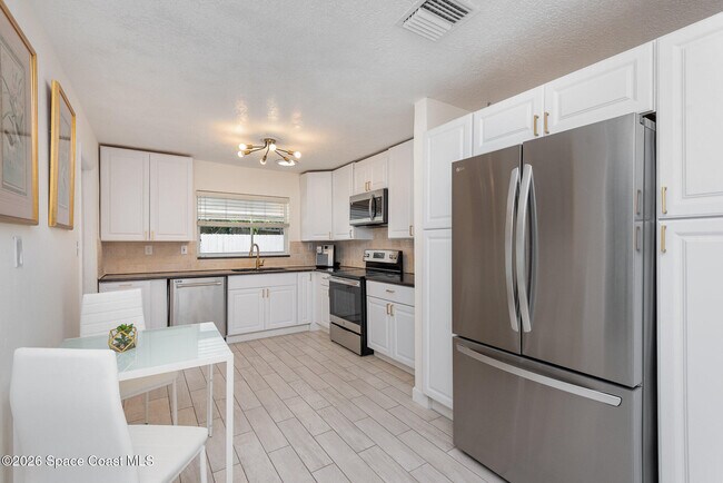 Building Photo - 705 3rd Ave