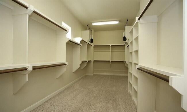 Building Photo - 2027 Fannin Station W