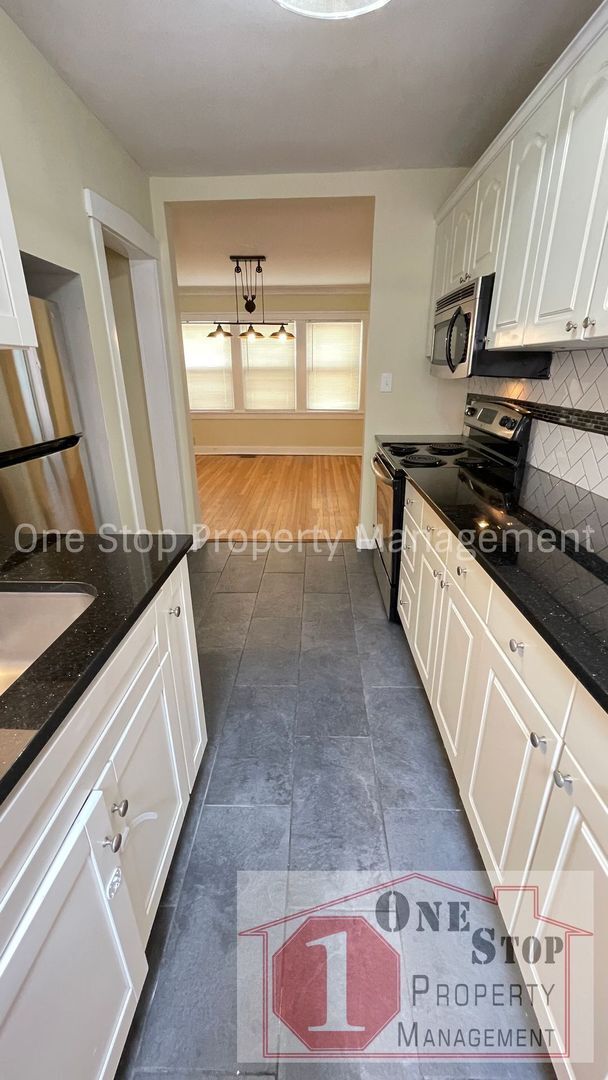 Building Photo - Charming 2-bedroom, 1-bath Duplex in Kansa...