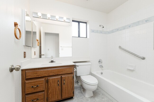 Building Photo - 3 bedroom 2 bathroom Ranch Style Home in Prescott Valley!