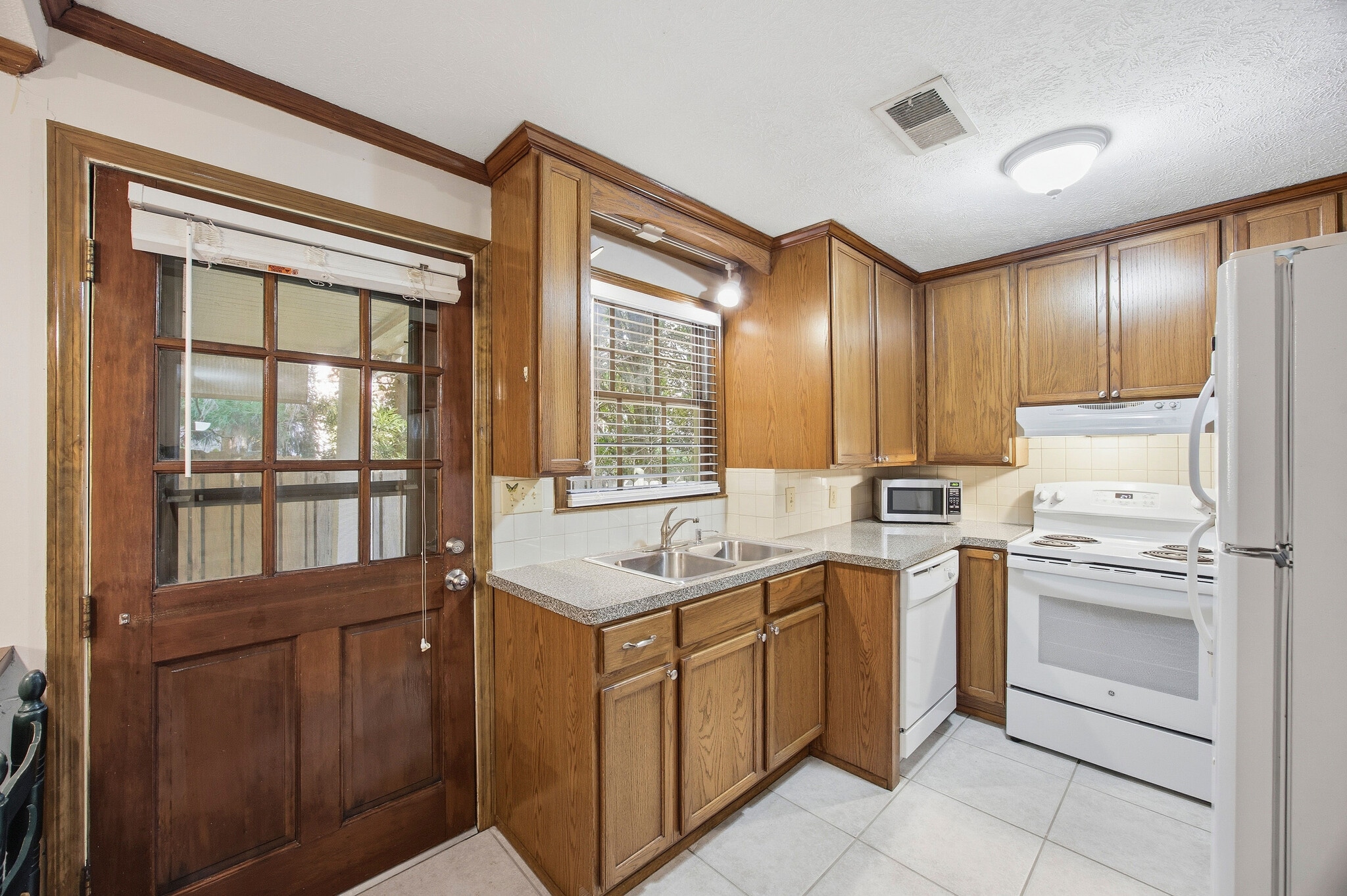 Building Photo - 943 Ferncliff Rd NE