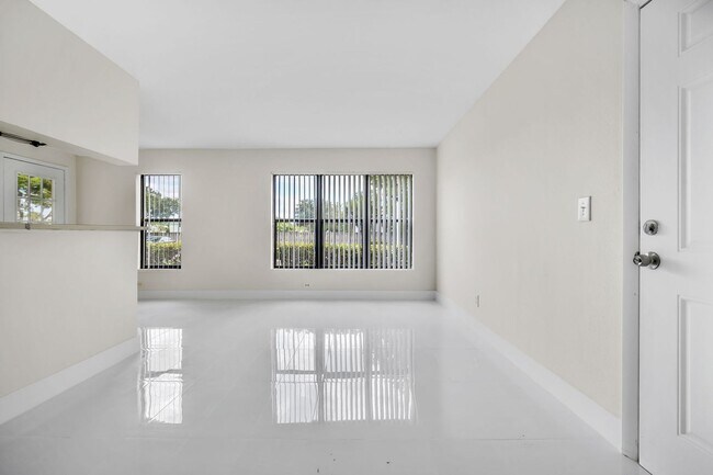 Building Photo - Cozy 2/1 Home in Sunrise!