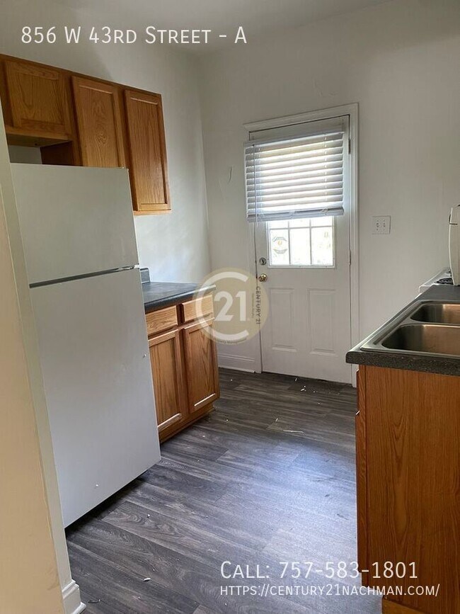 Building Photo - 856 W 43rd St