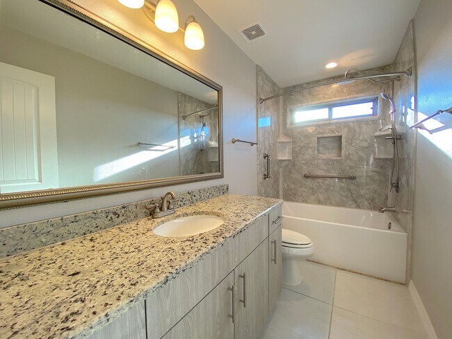 Building Photo - Spacious 4 Bedroom Refrig A/C Home