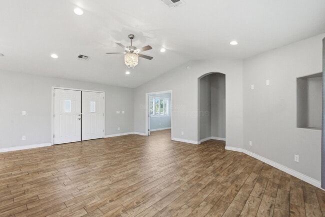 Building Photo - 1901 N Rosemont Blvd