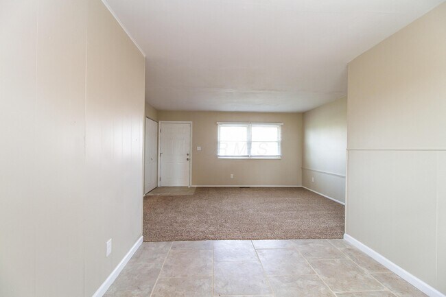 Building Photo - 1880 Queensrowe Pl