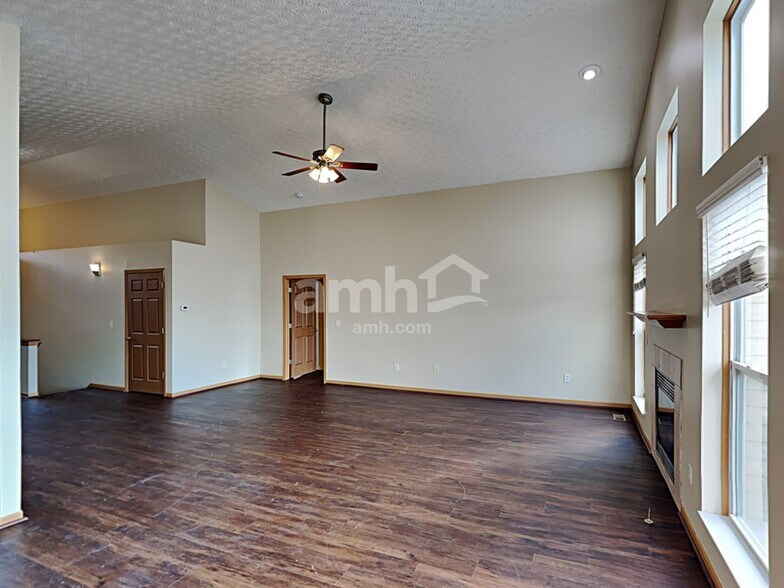 Building Photo - 1121 Streamside Dr