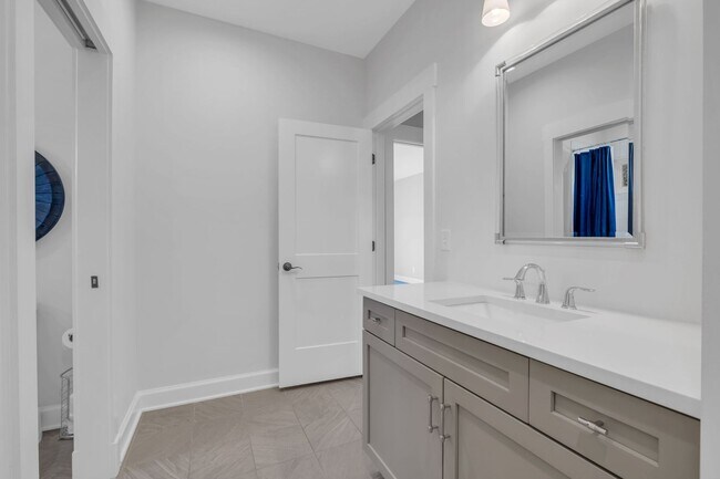 Building Photo - Stunning 5BE/4.5BA in the heart of Green H...