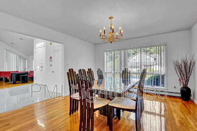 Building Photo - 2 Carlyle Dr