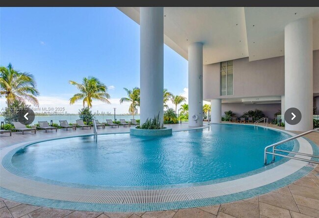 Building Photo - 700 NE 24th St