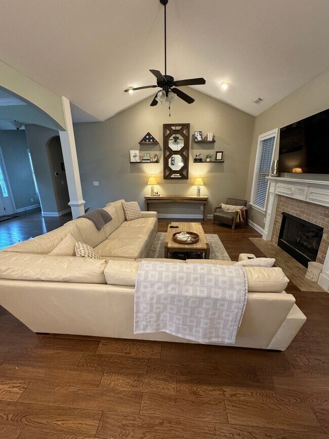 Building Photo - Available Now Charming Resort-Style Home f...