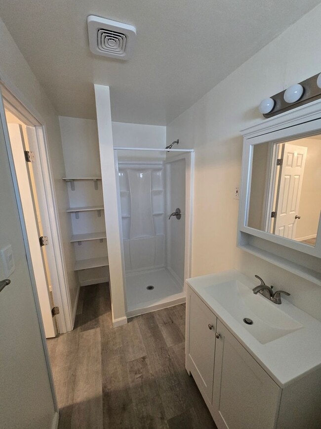 Building Photo - Downtown Modesto Studio for Rent - $200.00 off move in special